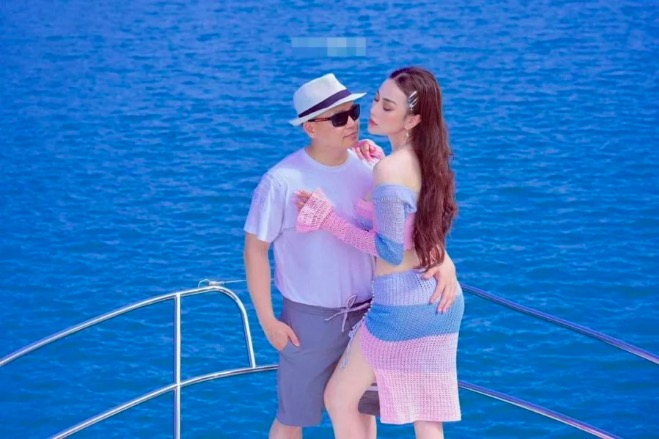 Vừa khoe loạt ảnh tình tứ với Shark Bình ở du thuyền, Phương Oanh lại bị chê thẩm mỹ kém và sến súa